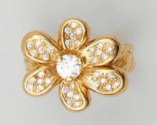 Bague en or jaune, le tour de doigt ciselé...