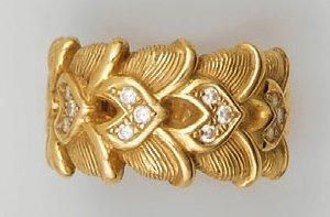 Bague en or jaune figurant un large anneau...
