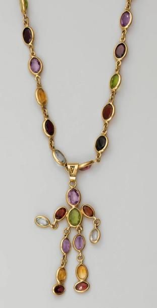 Collier en or jaune orné de pierres fines...