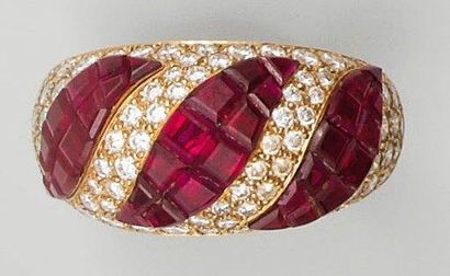 Bague en or jaune, à mi corps, bombée et...