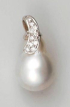 Pendentif en or gris à arceaux partiellement...