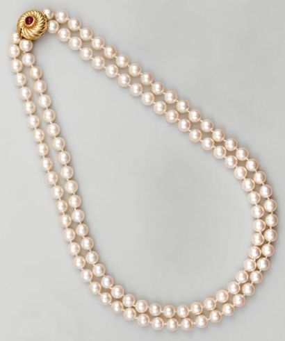 Collier «choker», composé: de 53 et 57 perles,...