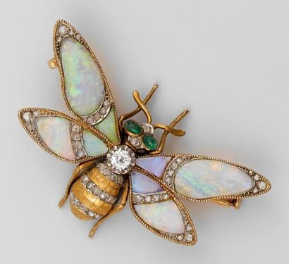 Broche pendentif en or jaune finement ciselé...
