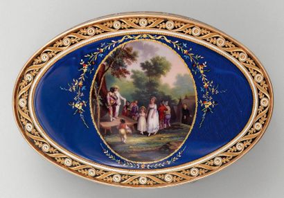 Boîte de forme ovale en or, émaillée polychrome...