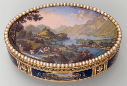 Boîte de forme ovale en or, émaillée polychrome...