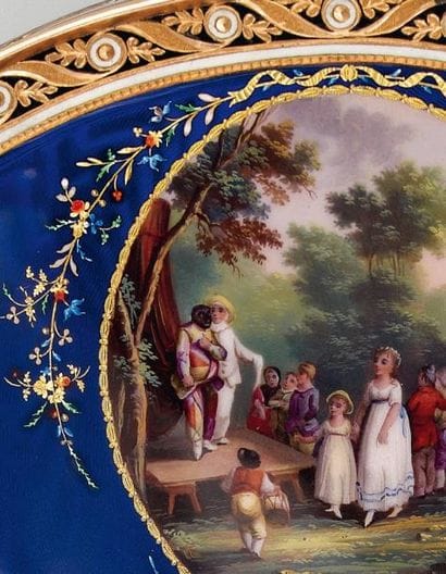 Boîte de forme ovale en or, émaillée polychrome...