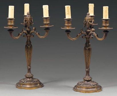 Paire de candélabres à trois bras de lumière...