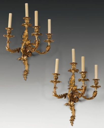 Paire d'appliques rocaille en bronze doré...