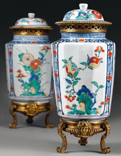 Paire de vases couverts cylindriques à pans...