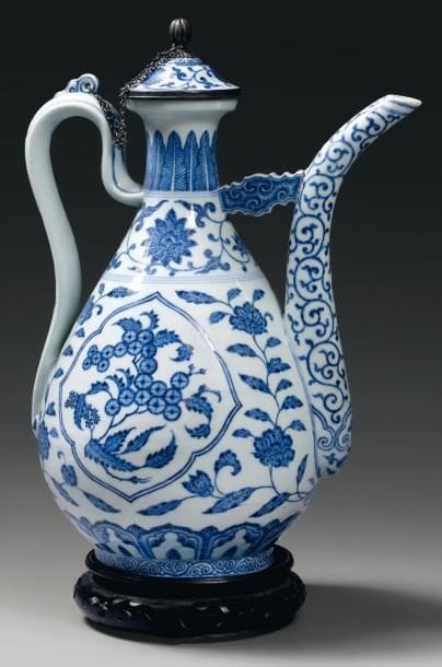 Chine
Paire d'aiguières en porcelaine bleu-blanc...