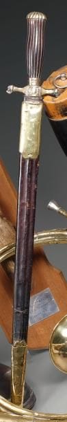 Dague de chasse, pommeau en bois canelé,...