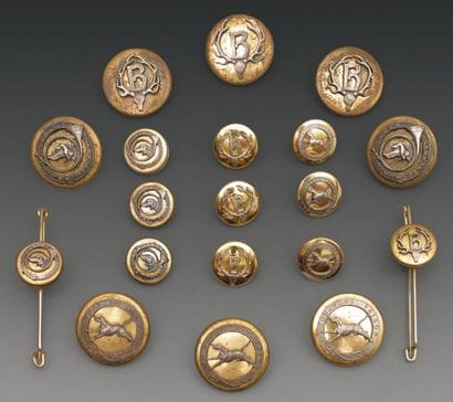 Ensemble de boutons d'équipage et trois épingles...