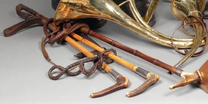 Trois fouets de chasse, pommeaux en corne,...