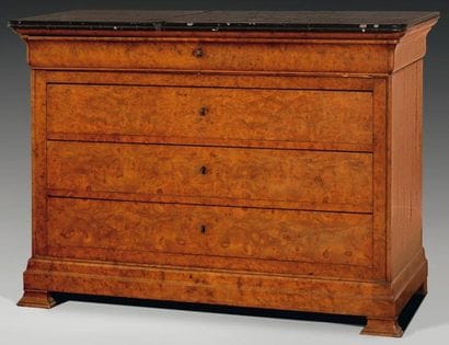 Commode à doucine renversée en placage de...