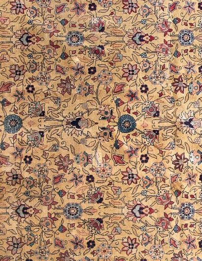 Tapis Persan à semis de fleurs sur fond moutarde....
