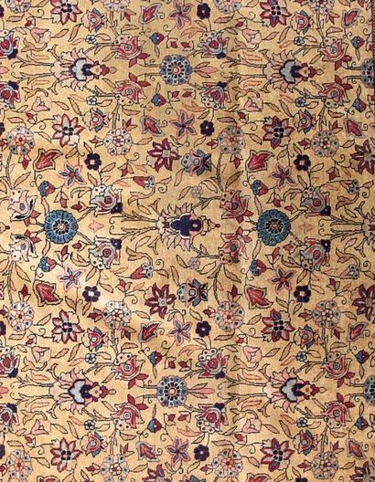 Tapis Persan à semis de fleurs sur fond moutarde....