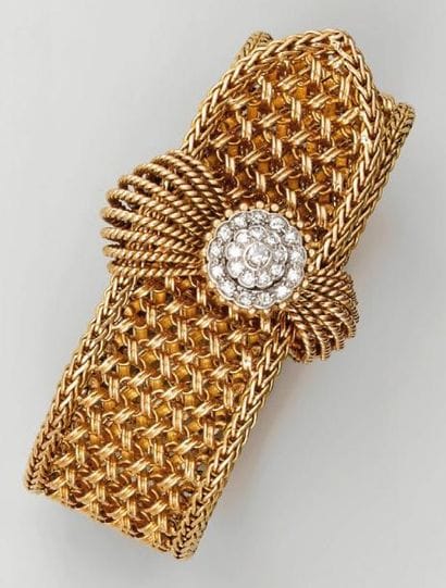 Bracelet souple en or jaune, figurant un...