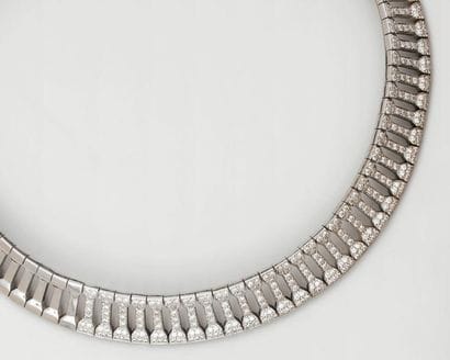 Collier souple en or gris, figurant un ruban...