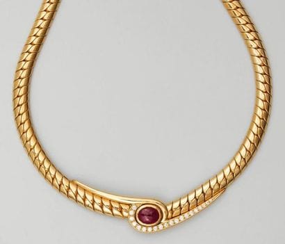 Collier souple en or jaune figurant un ruban...