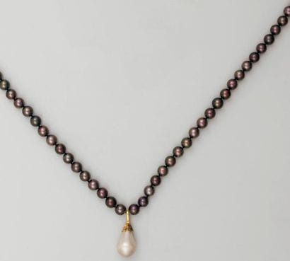 Collier dit «choker», composé: de cinquante...