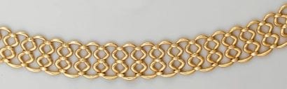 Collier en or jaune, figurant un large ruban...