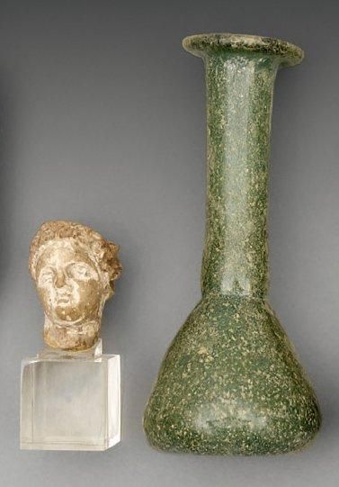 Lot composé d'une tête de statuette et d'un...