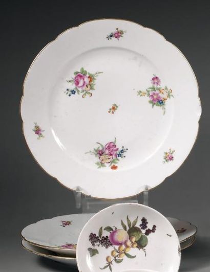 Paris
Trois assiettes à bord contourné à...