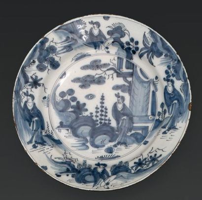 Delft
Plat rond à décor en camaïeu bleu au...