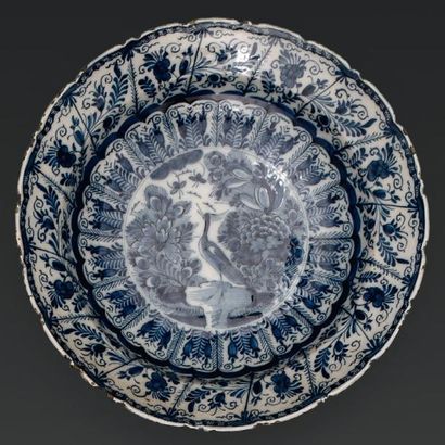 Delft
Plat rond à décor en camaïeu bleu au...