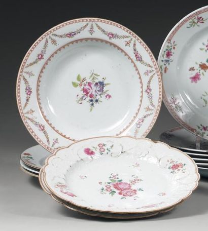 Chine
Six assiettes dont une à potage à décor...