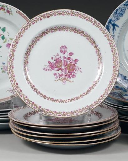 Chine
Suite de sept assiettes à décor polychrome...