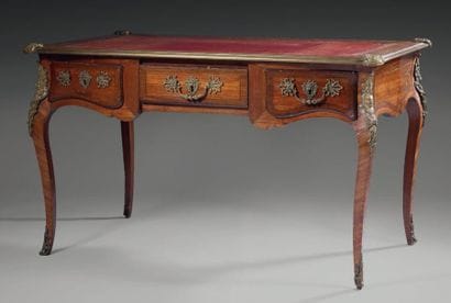 Bureau plat en bois de placage dans des enca­drements....