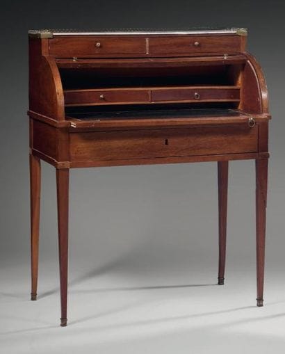 Petit bureau à cylindre en noyer mouluré...