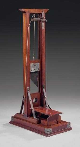 Maquette de guillotine en bois teinté acajou....
