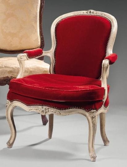 Fauteuil cabriolet en hêtre relaqué crème...