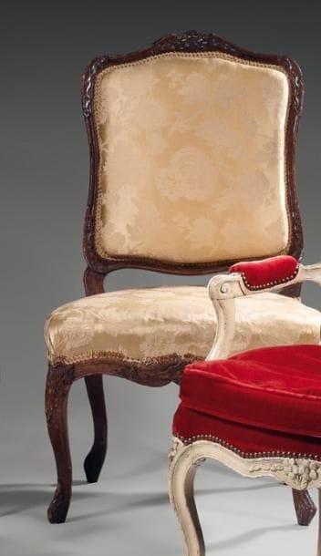 Chaise à dossier plat en noyer mouluré et...
