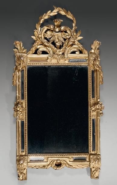 Miroir à parecloses en bois doré mouluré...