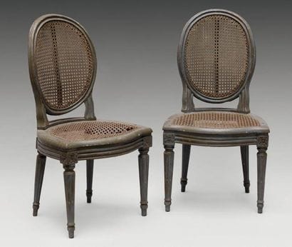 Paire de chaises cabriolets cannées en hêtre...