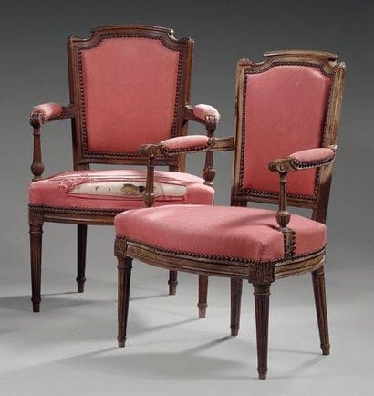 Deux fauteuils cabriolet à dossier à chapeau...