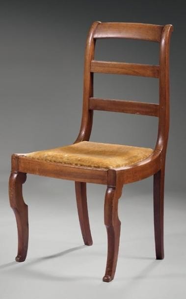 Paire de chaises à galettes en noyer. Dossier...