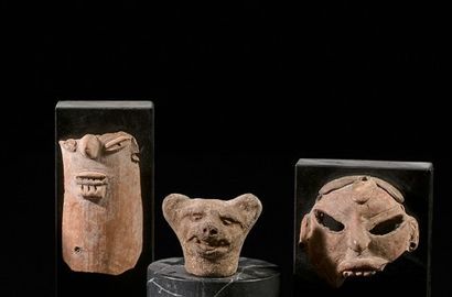 Lot of 5 terracotta objects composed of two...