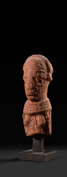 Bust of woman in terra cotta with large grains.

Nok....