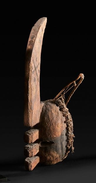 Mask slicer of yams in wood with old patina....