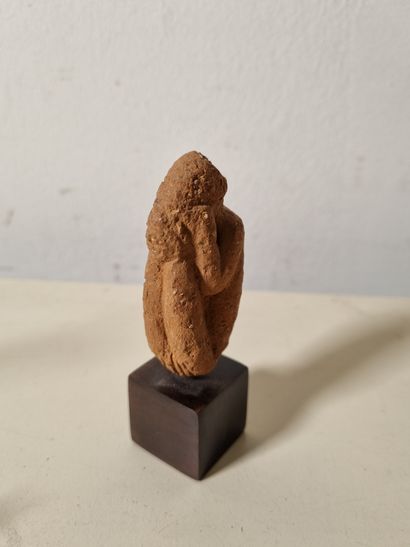 Bust of woman in terra cotta with large grains.

Nok....