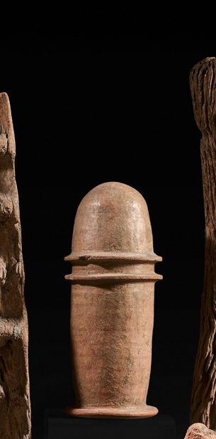 Terracotta funerary urn, remains of polychromy.

Djenné....