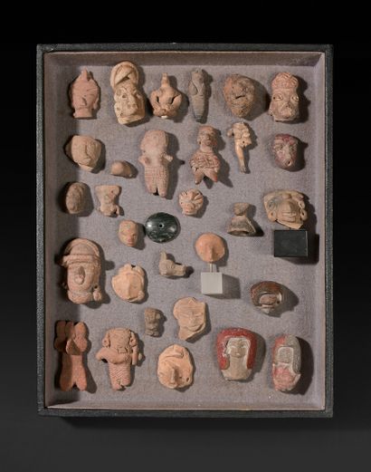 Lot of about thirty small heads and figures...