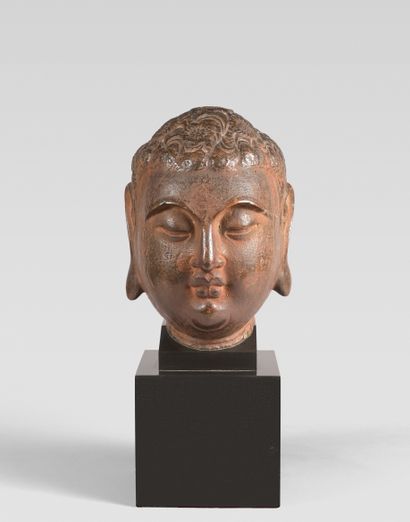 Tête de Bouddha en pierre de teinte brun-rouge,...