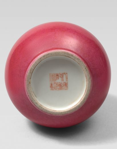 Vase piriforme, à long col en porcelaine...