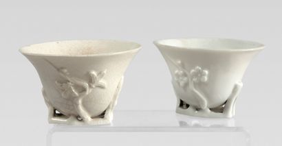 Deux coupes libatoires, l’une en porcelaine...