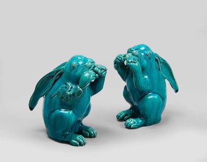 Paire de statuettes en biscuit émaillé turquoise,...